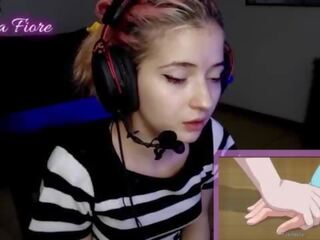 18yo youtuber παίρνει oversexed κοιτώντας hentai κατά την διάρκεια ο ρεύμα και αυνανίζεται - emma fiore