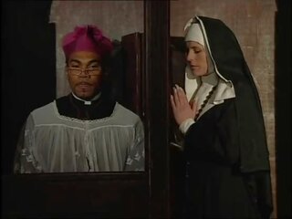 Vies non bips geneukt door een zwart priest in de confessional