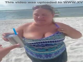 Sacanagem gordinhos duca esposa flashes dela grande tetas em um público praia