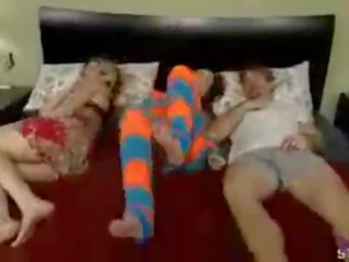 Se folla egy su hija mientras duerme su esposa (incesto)dormida (folla asu pap&aacute;)