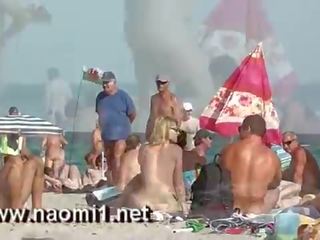 Naomi1 branlette une jeune type sur une publique plage