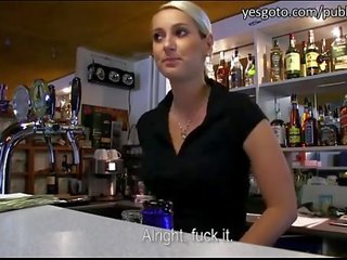 Vynikajúci vynikajúci bartender fucked pre hotovosť! - 